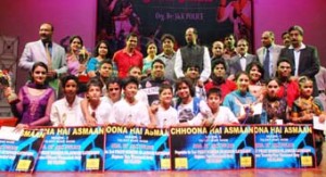 Winners of ‘Choona Ha Aasman’ posing for photograph with DyCM Tara Chand, MoS Home and Tourism Nasir Aslam Wani, DGP Kuldeep Khoda and other dignitaries at Police Auditorium, Gulshan Ground, Jammu on Tuesday. 				         —Excelsior/Rakesh