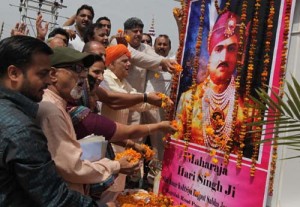 Leaders of various organizations paying floral tributes to Late Maharaja Hari Singh on his 51st death anniversary at Jammu on Thursday. 			    —Excelsior/ Rakesh