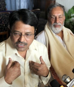 Talengana Movement leader Dalip Kumar & NPP chief Prof Bhim Singh addressing joint press conference at Jammu on Saturday. Talengana Movement leader Dalip Kumar & NPP chief Prof Bhim Singh addressing joint press conference at Jammu on Saturday.