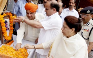 Deputy Chief Minister, Tara Chand along with other dignitaries pays floral tributes to Late Ashok Sodhi at Parade ground on Tuesday. Deputy Chief Minister, Tara Chand along with other dignitaries pays floral tributes to Late Ashok Sodhi at Parade ground on Tuesday.