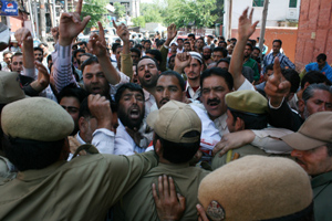Employees of Urban Local Bodies holding protest demonstration in support of their demands in Srinagar on Wednesday. —Excelsior/Amin War Employees of Urban Local Bodies holding protest demonstration in support of their demands in Srinagar on Wednesday. —Excelsior/Amin War