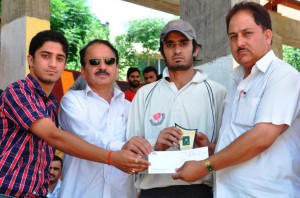 Chief guest presenting man of the match trophy to wicket-keeper batsman Manish Dogra at Sports Stadium Doda on Friday. Chief guest presenting man of the match trophy to wicket-keeper batsman Manish Dogra at Sports Stadium Doda on Friday.