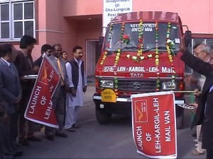 Chief Postmaster General, John Samuel alongwith officers of LAHDC flagging off Exclusive Mail Van at Cha-Lungnak on Tuesday. Chief Postmaster General, John Samuel alongwith officers of LAHDC flagging off Exclusive Mail Van at Cha-Lungnak on Tuesday.