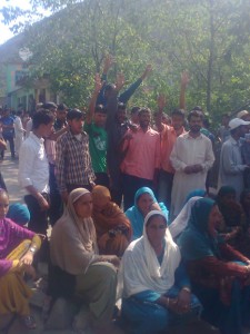 People staging protest against PHE authorities at Gursai in Mendhar on Tuesday.	-Excelsior/Nazki