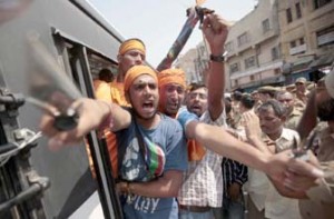 VHP activists raising slogans against State Government and SASB on Tuesday. -Excelsior/Rakesh VHP activists raising slogans against State Government and SASB on Tuesday. -Excelsior/Rakesh