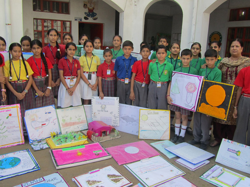 The students of Tiny Tots Higher Secondary School, Lower Roop Nagar, Jammu displaying models and