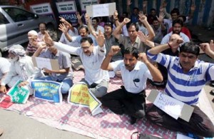 Relief holders and over aged youth protesting in front of Press Club Jammu on Sunday. -Excelsior/Rakesh