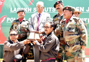 Governor N N Vohra presenting trophy to winners at Leh on Thursday.