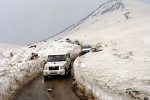 Light vehicles crossing Peer Pass area of Mughal road on Thursday. -Excelsior/ Nazki