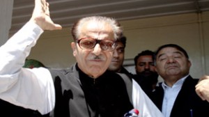 PCC president Prof Saif-ud-Din Soz addressing public rally at Bandipur.