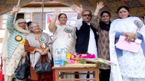 PCC(I) president, Prof Saif-ud-Din Soz along with All India Mahila Congress president Anita Verma and Vice-President Lalit Joshi waves party workers at a Mahila Congress convention at Congress headquarter at Srinagar on Monday. —Excelsior/Amin War