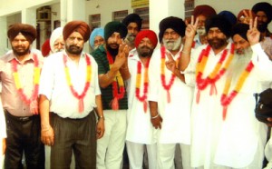 Newly elected office bearers of Labana Samaj Sudhar Sabha posing for photograph at R S Pura.