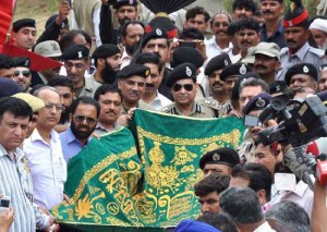 BSF officers receiving traditional ‘Chadar’ from Pakistani Rangers at Chamlyal ‘Zeroline’ in Ramgarh sector on Thursday. -Excelsior/Gautam