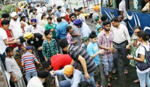 Devotees offering cold sweet water to public outside Gurudwara in Jammu on Wednesday. -Excelsior/Rakesh