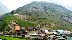 Pilgrims on their way to Amarnath cave shrine near Sangam on Tuesday. —Excelsior/Sajad Sameer