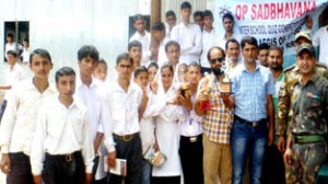 Students alongwith Army officials during concluding ceremony of Inter-School Quiz Competition.