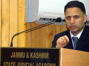 Hon’ble Justice Mansoor Ahmad Mir addressing the new Advocates.