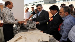 Chief Minister Omar Abdullah inspecting stalls at the inaugural day of National Handloom Expo at Kashmir Haat, Exhibition Ground in Srinagar on Wednesday. —Excelsior/Amin War