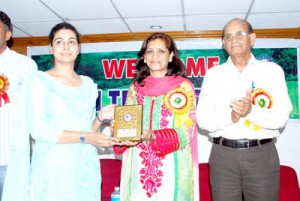 Chief guest, Neeru Goswami felicitating a student during 30th Anniversary celebration of Tawi Trekkers.
