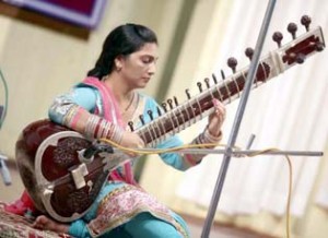 Artist performing rhythmically during 'Display Your Talent' at Jammu University on Thursday. —Excelsior/Rakesh