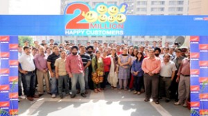 Aircel team celebrating new milestone of having 2 million subscribers in J&K.