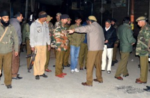 Senior police officers inspecting the spot at Janglat Mandi in South Kashmir's Anantnag district on Friday. —Excelsior/Sajad Dar