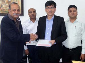 K R Suri and Romesh Kumar Kapoor signing agreement for connecting Rampur HEP.