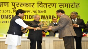 President Pranab Mukherjee presenting National Energy  Conservation Award to Director Refinery RK Ghosh at New Delhi.