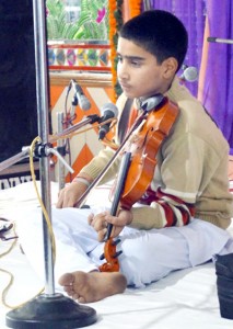 Sushant Sathu performing on violin.