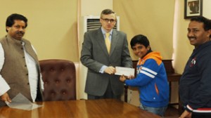 Chief Minister, Omar Abdullah presenting cash award to Anmol Jaswal on Monday.