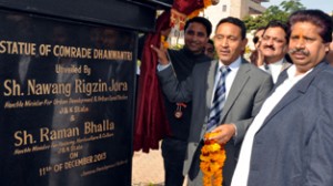 Minister for Urban Development, Nawang Rigzin Jora and Minister for Housing Raman Bhalla unveiling statue of Comrade Dhanwanti at Trikuta Nagar on Wednesday.