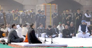 President, Shri Pranab Mukherjee, the Vice President, Shri Mohd. Hamid Ansari, the  Prime Minister, Dr. Manmohan Singh and other dignitaries at the Sarva Dharma Prarthana Sabha, at the Samadhi of Mahatma Gandhi on the occasion of Martyr’s Day, at Rajghat, in Delhi on Thursday.