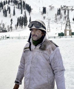 Film actor Saif Ali Khan during a film shoot at Gulmarg on Thursday. —Excelsior/ Aabid Nabi