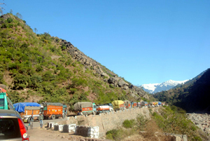 A view of traffic jam on Jammu-Srinagar highway between Samroli-Batote due to slippery road conditions at Patnitop on Saturday. (UNI)