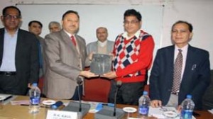 RK Kaul, CGMT J&K Circle presenting Sanchar Seva Padak to Joginder Singh, TM at Jammu.