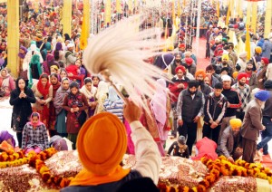 Devotees paying obeisance to Guru Granth Sahib at Gurudwara Yadgar, Guru Nanak Ji at Chand  Nagar Jammu on occasion of Prakash Diwas on Tuesday.     —Excelsior/Rakesh