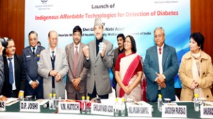 Union Minister for Health and Family Welfare Ghulam Nabi Azad and others launching Diabetes Screening System and Test Strips at New Delhi. -Excelsior/Photo
