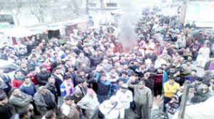 PDP workers staging massive protest against Govt at Mendhar on Saturday.           -Excelsior/ Nazki