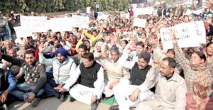 BCC Bishnah members, Congress and DSS activists staging protest dharna near Press Club in Jammu on Friday.           -Excelsior/ Rakesh