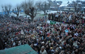 Devotees thronging Hazratbal shrine on Eid Milad-un-Nabi on Tuesday.—Excelsior/ Amin War