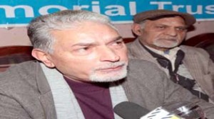 Dr R L Bhat interacting with media persons at Jammu on Monday. -Excelsior/ Rakesh