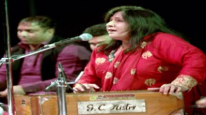 Invited artist Shashi Lata Virk singing gazal during ‘Sham-e-Gazal’ organised Radio Kashmir Jammu on Friday. -Excelsior/Rakesh