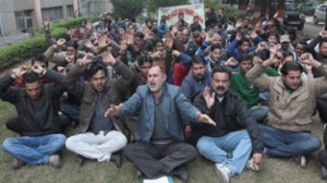 PWD casual labourers raising slogans during protest at Jammu on Thursday.  —Excelsior/Rakesh