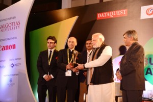 Narendra Modi presenting award to Galgotias University Chancellor Sunil Galgotias.