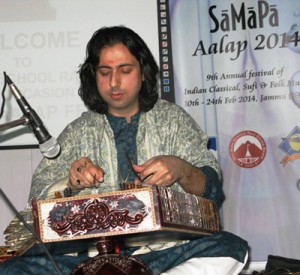 Music maestro Abhay Rustum Sopori performing at Ratnuchak.