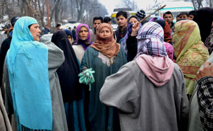 Relatives of truck drivers, who have been held hostage in PoK, protest at Khanpora bridge in Baramulla on Wednesday. —Excelsior/Aabid Nabi