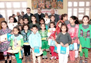 Participants of ‘Explore Your Talent’ posing for photograph after receiving prizes and certificates at Bal Ashram, Ambphalla on Sunday.            -Excelsior/Rakesh