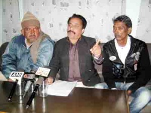 PDP leaders talking to reporters at Samba on Friday. -Excelsior/ Gautam