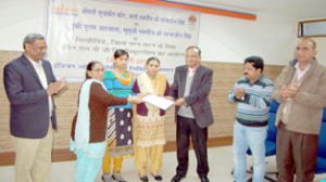 Sudeb Gupta, Executive Director, Indian Oil Punjab State Office handing over the Letter of Intent to Sukhpreet Kaur and  Poonam, wife and daughter of late Sarabjit Singh respectively in the presence of S K Sharma, GM (LGP), PSO and other officials. 