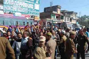 People raising slogans during protest at Vijaypur on Monday. -Excelsior/Gautam